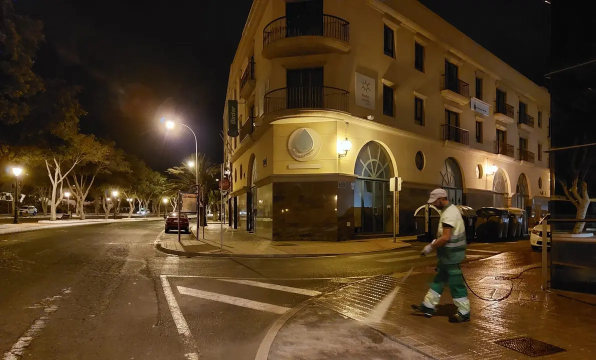 Iluminación nocturna en la Vía Medular de Arrecife, capital de Lanzarote.