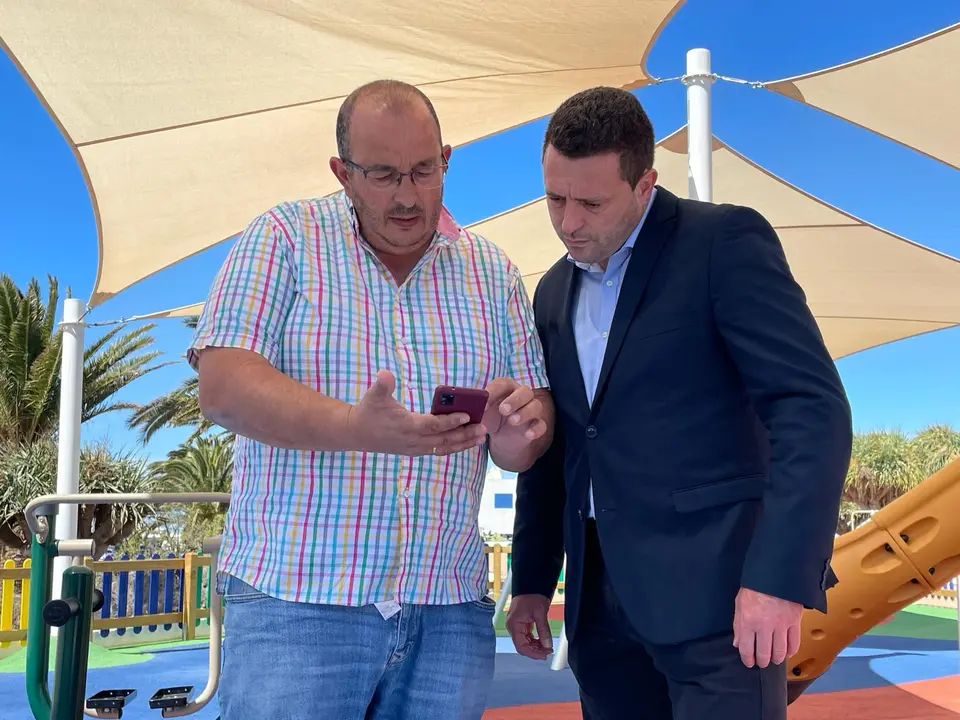 El alcalde de Yaiza y el concejal de Limpieza, Rubén Arca.