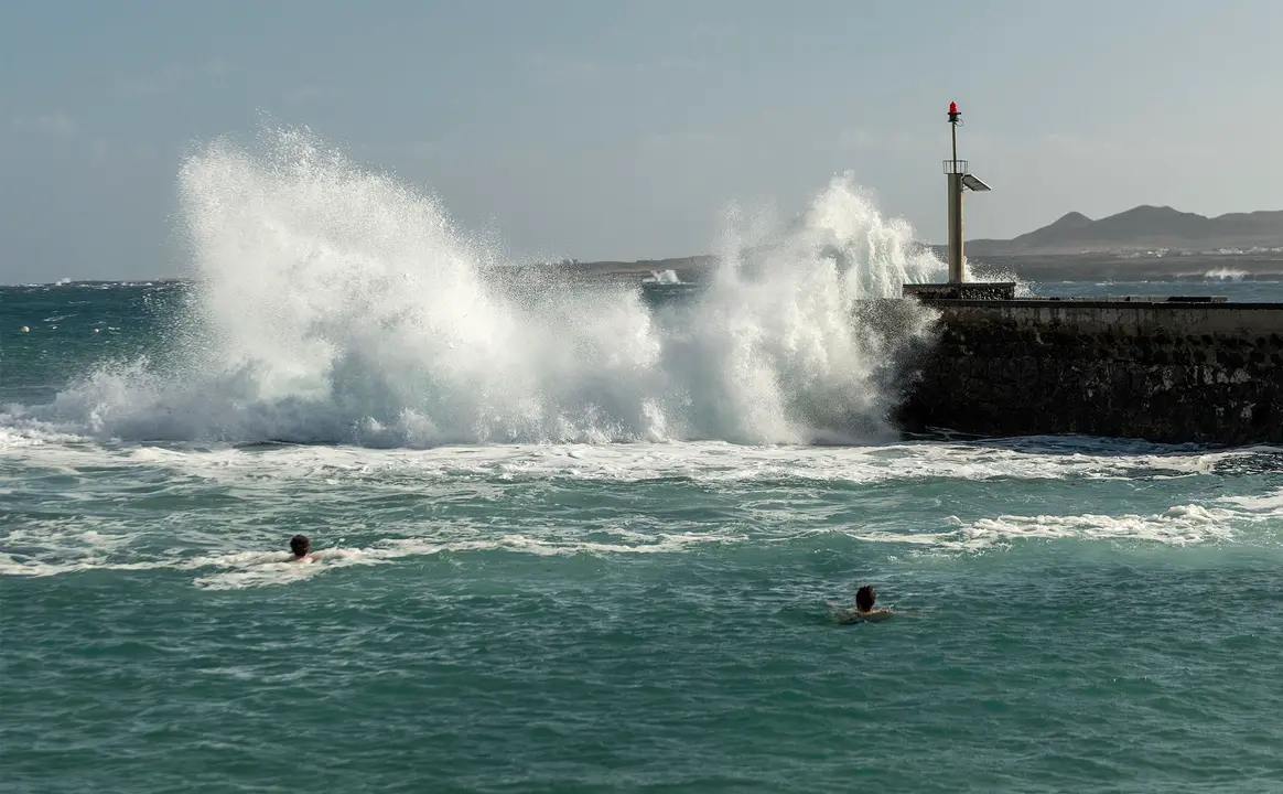 Oleaje en el muelle de Punta Mujeres. EFE.