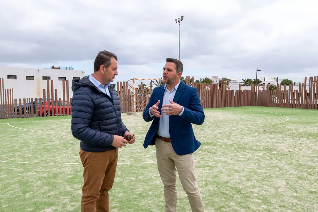 El vicepresidente junto al concejal de Obras de Haría.