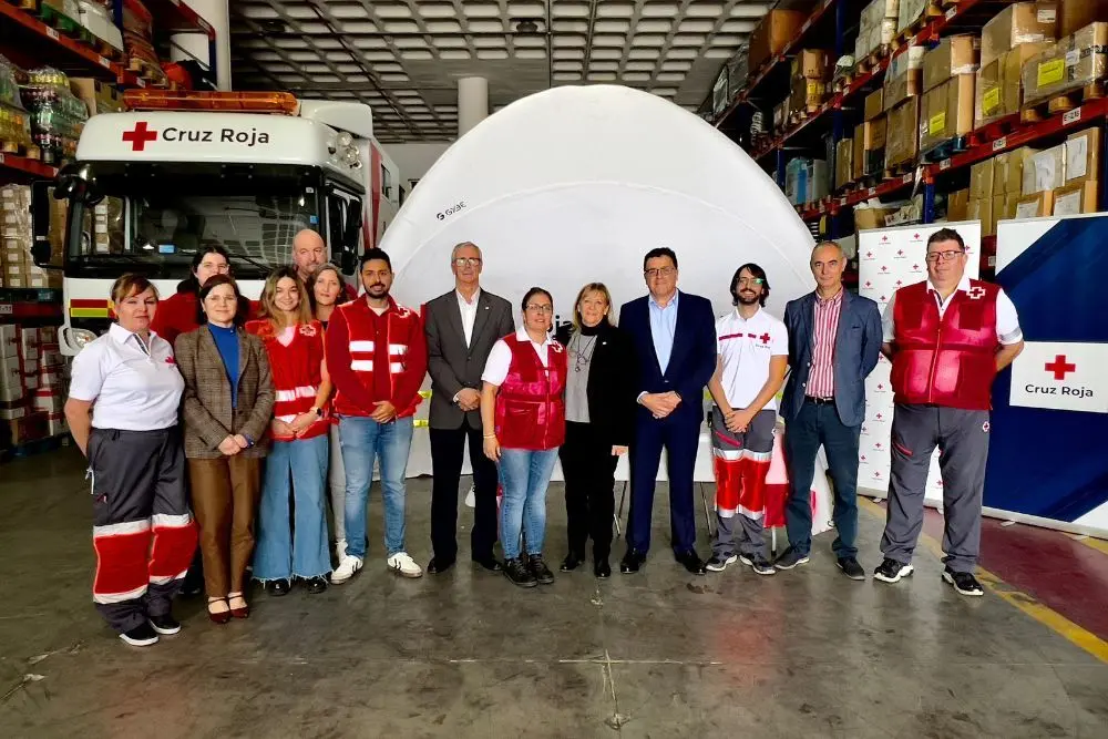 Representantes de Cruz Roja y el Gobierno