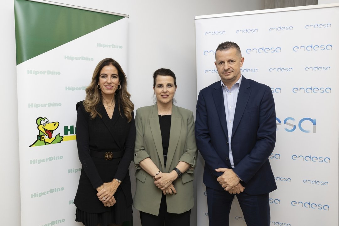 Olivia Llorca, directora general de HiperDino; Elena Bernárdez, directora de Movilidad Eléctrica de Endesa, y Rubén Molowny, director de Mantenimiento y Gestión Energética de HiperDino.