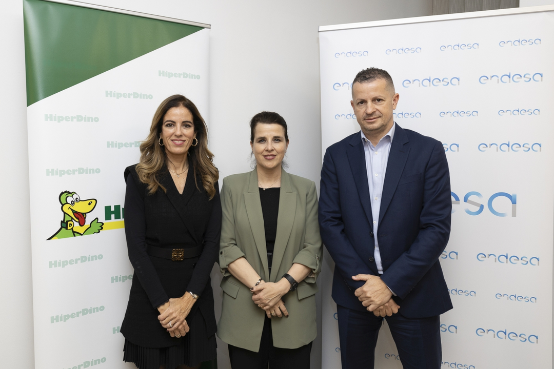 Olivia Llorca, directora general de HiperDino; Elena Bernárdez, directora de Movilidad Eléctrica de Endesa, y Rubén Molowny, director de Mantenimiento y Gestión Energética de HiperDino.