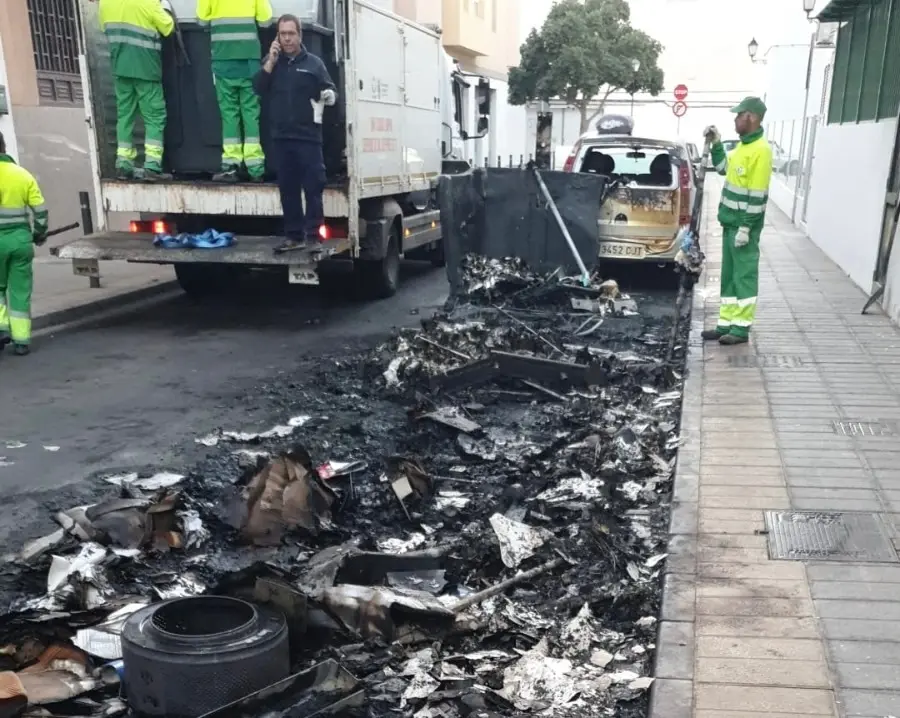 Zona calcinada tras el incendio de contenedores.