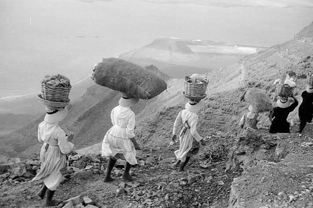 Fotografía de Javier Reyes de mujeres bajando el Risco