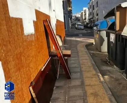 Actuación de la Policía Local de Arrecife contra vertidos de enseres en la vía pública.