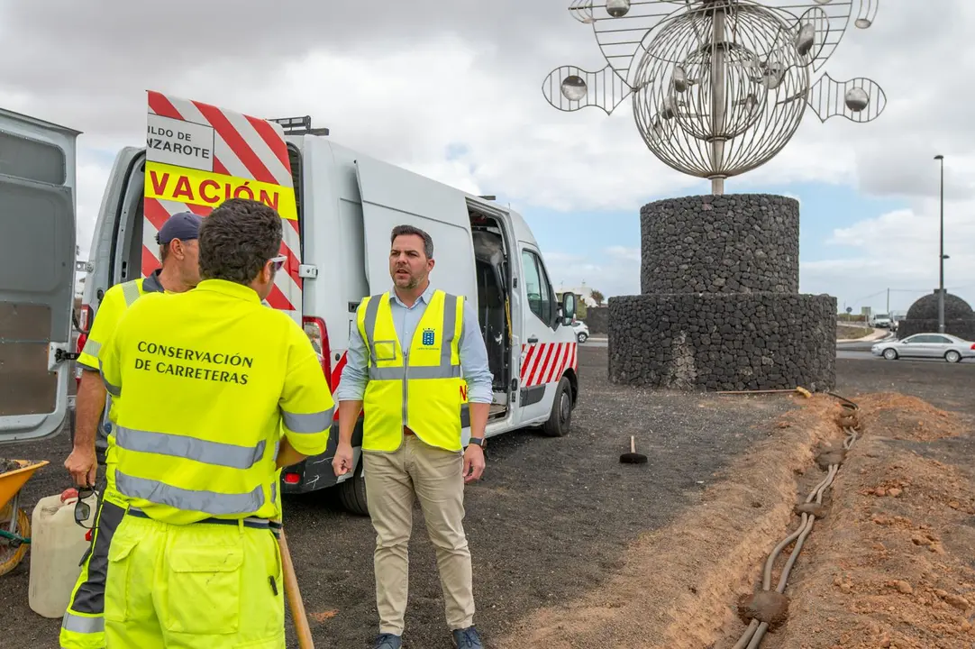 El vicepresidente y responsable de Obras Públicas en los trabajos de iluminación de 'Fobos'.