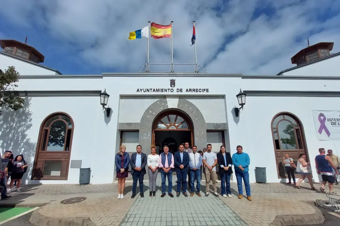 Arrecife guarda un minuto de silencio en recuerdo de las víctimas del 11 M, y de todos los fallecidos en terrorismo.