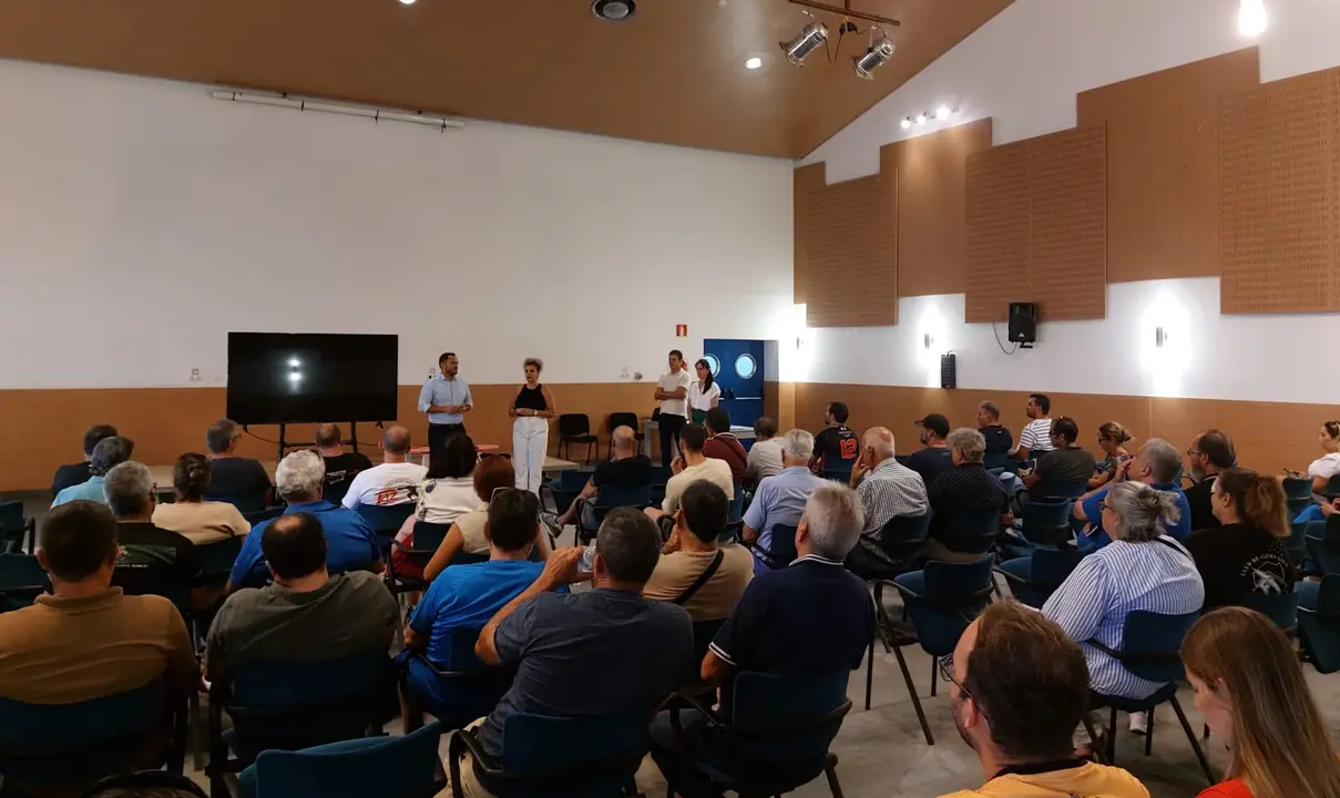 El alcalde de Arrecife, Yonathan de León,y la concejala de Deportes, Eli Merino, en una reunión  celebrada con todos los clubes deportivos.