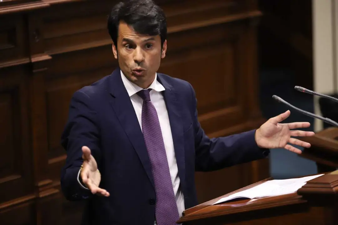 Marcos Bergaz en el Parlamento de Canarias