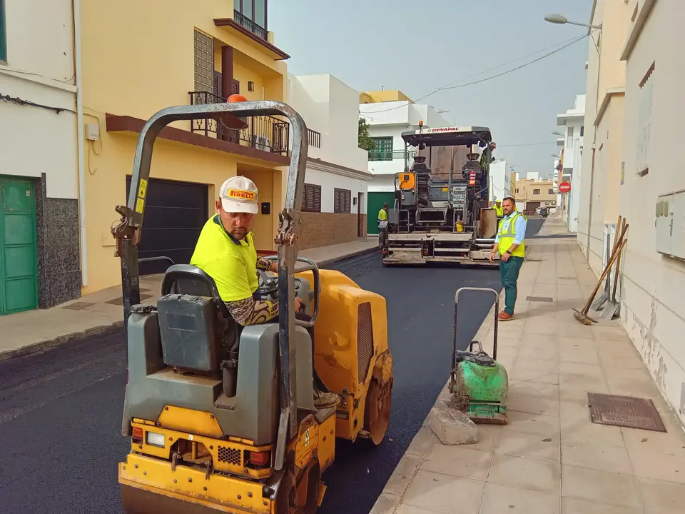 Trabajos de reasfaltado en las calles del barrio de San Francisco Javier.