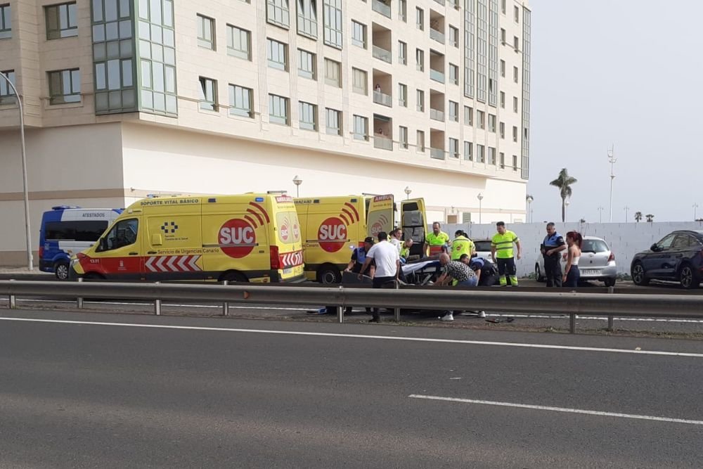 El personal sanitario en el lugar del accidente (Foto Canarias7)