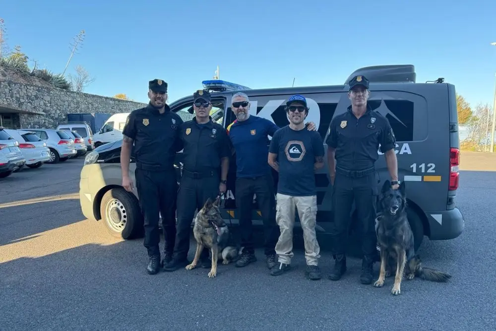 Policías y perros adiestrados en el control de drogas