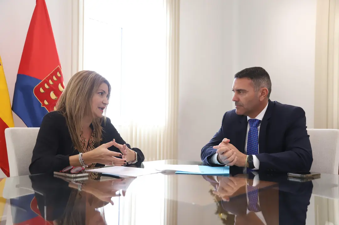 El presidente, Oswaldo Betancort, junto a la consejera de Hacienda y Contratación, María Jesús Tovar.