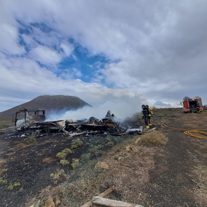 Incendio vehículo cerca del Volcán de la Corona.