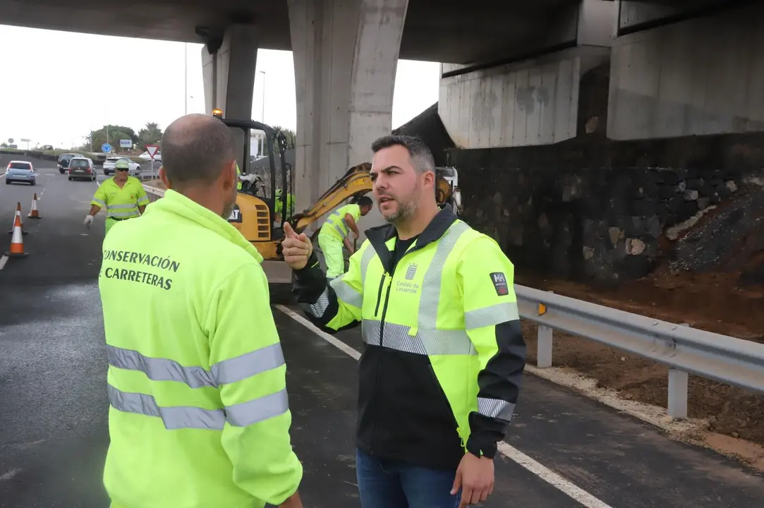 El vicepresidente y responsable de Obras junto a trabajadores de carreteras.