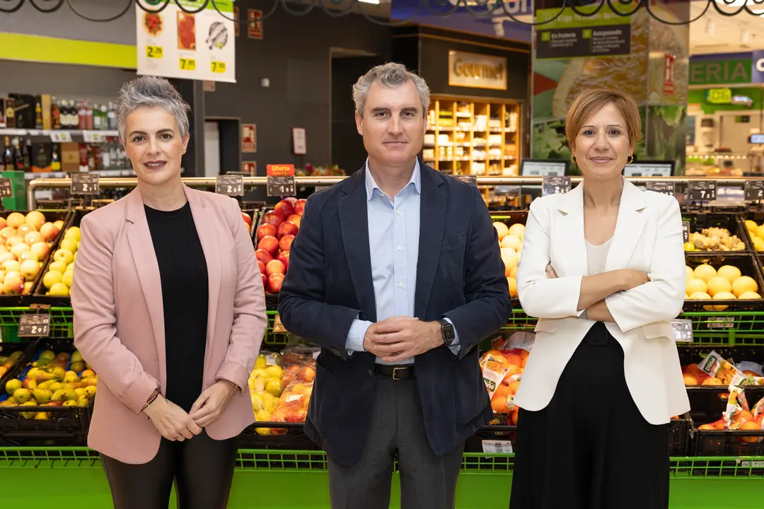 Virginia Ávila, directora de la Fundación DinoSol; José María Samaniego, director de RRHH de HiperDino, y Emma Fernández, directora regional en Canarias de Inserta Empleo.