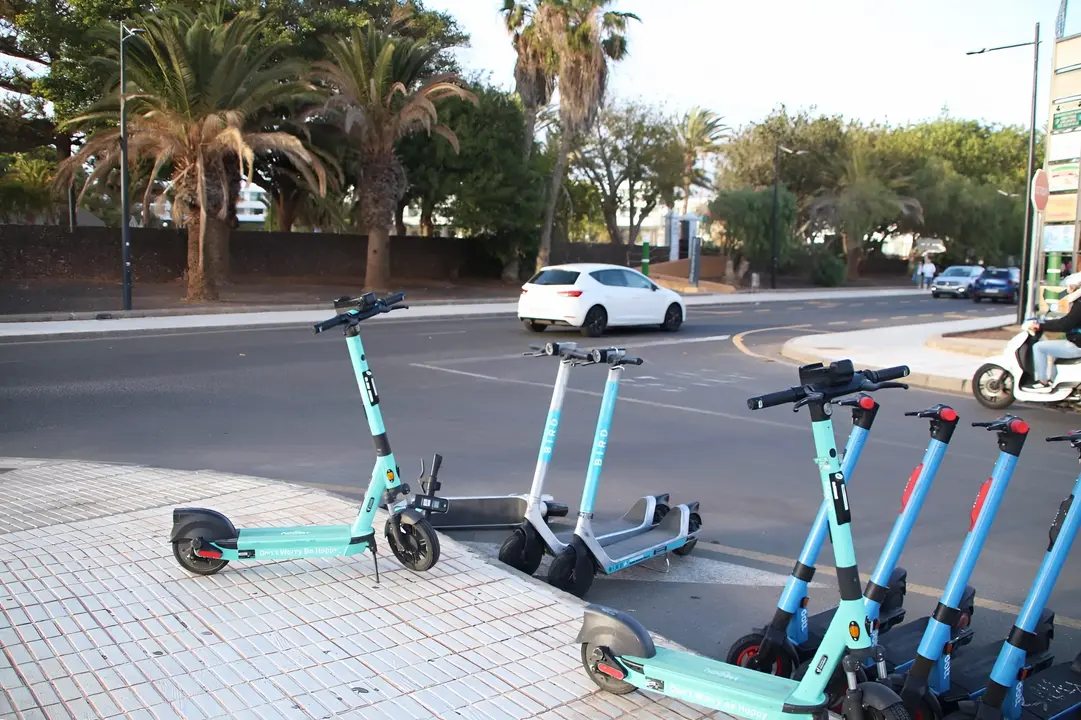 Patinetes en Playa Blanca.