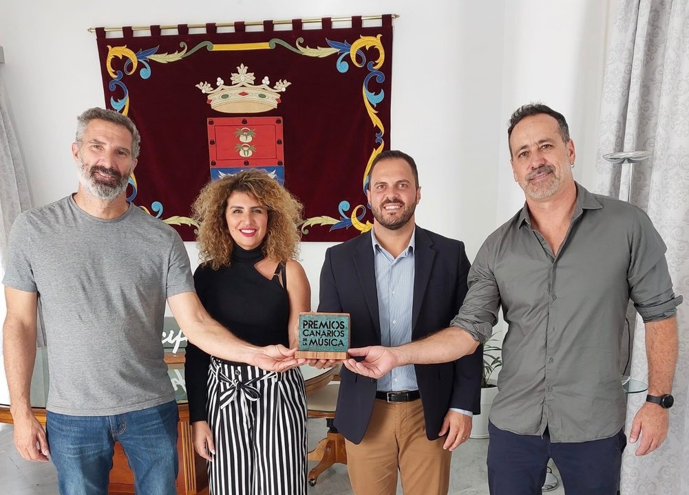 Recepción del alcalde y la concejala de Turismo, por  un premio anterior en Canarias.