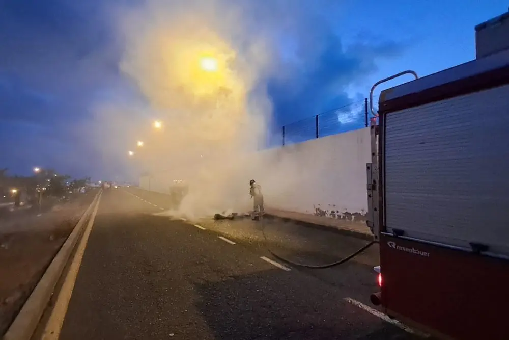 Los contenedores tras ser apagado el fuego