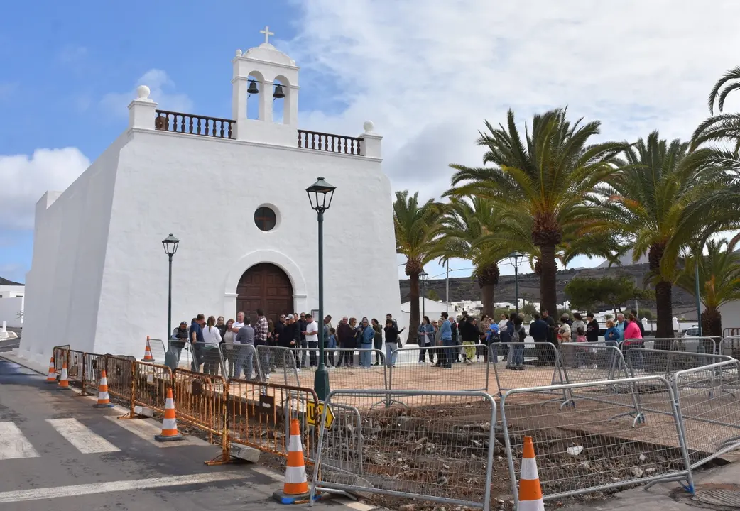 Imagen de las obras de la Plaza y la concentración de los vecinos.