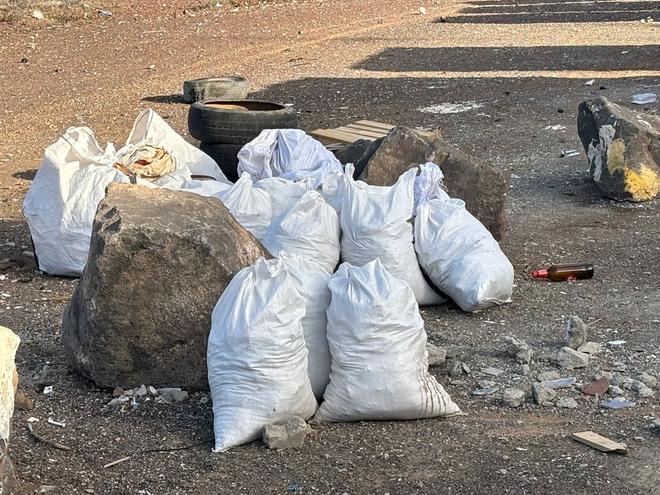 Imagen con las sacas de escombros arrojadas junto a contenedores de basura en un barrio de la capital.