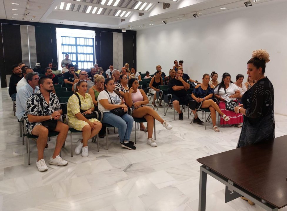 La concejala de Turismo y Comercio de Arrecife se reunió con los mercadilleros para informar las nuevas ordenanzas y propuestas para este sector.