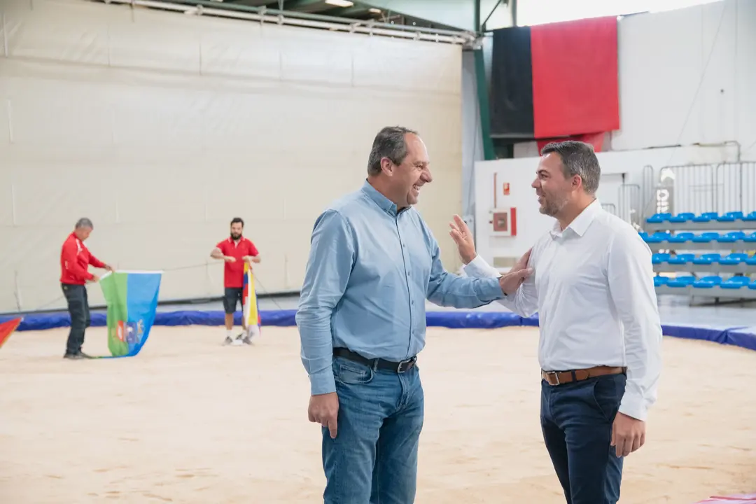 Jacobo Medina con el consejero de Dreportes, Juan Monzón.