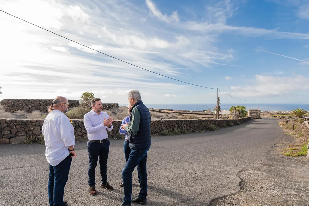 El vicepresidente junto a los representantes municipales.