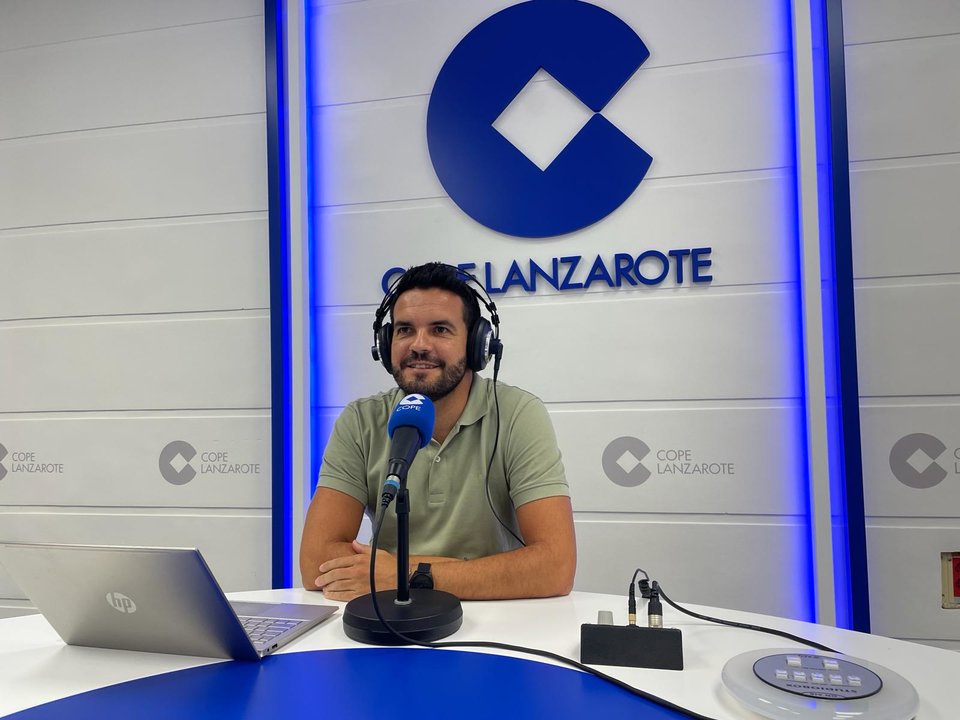 Moises Clavijo en los estudios de COPE Lanzarote.