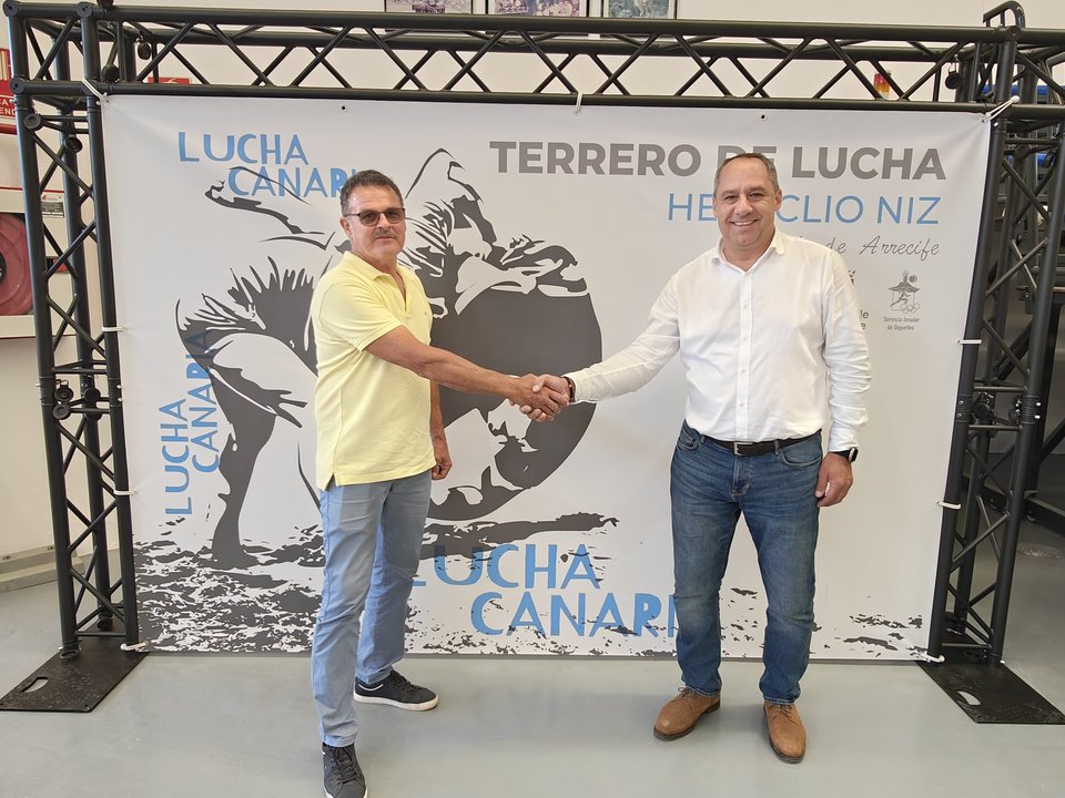El consejero de Deportes, Juan Monzón, junto al presidente de la Federación en Lanzarote.