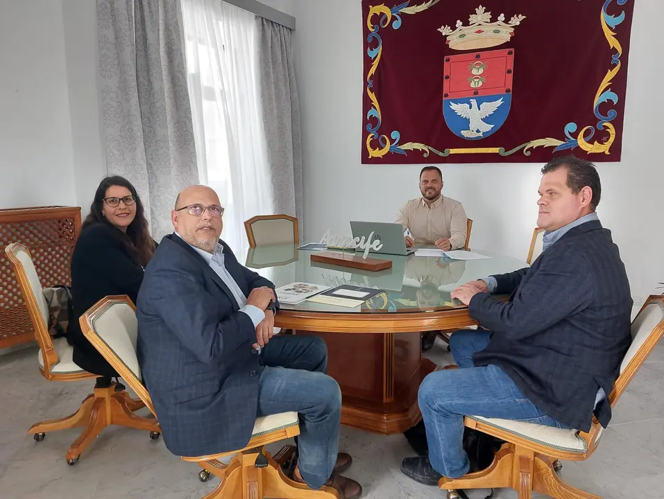 Directivos de la ONCE en Canarias mantienen una reunión con el alcalde de Arrecife, Yonathan de León.