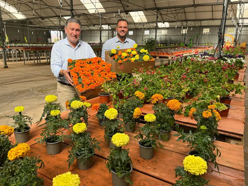 Yonathan de León y Roberto Herbón visitan el vivero municipal antes del arranque de esta iniciativa para embellecer la ciudad de Arrecife