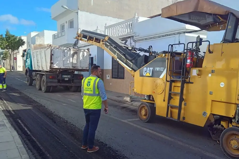 El alcalde de Arrecife junto a una obra de reasfaltado