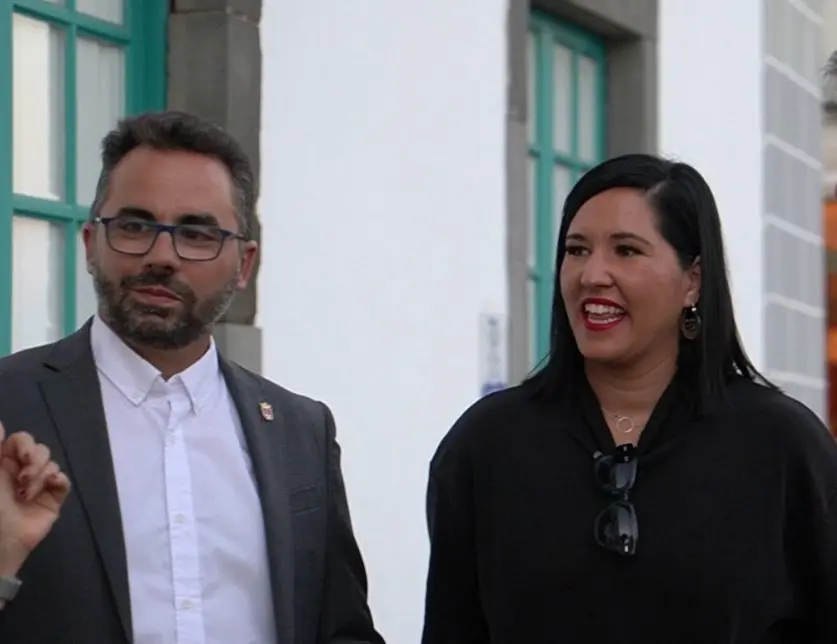 La concejal de Educación, Abigail González, y el teniente de alcalde, Echedey Eugenio.