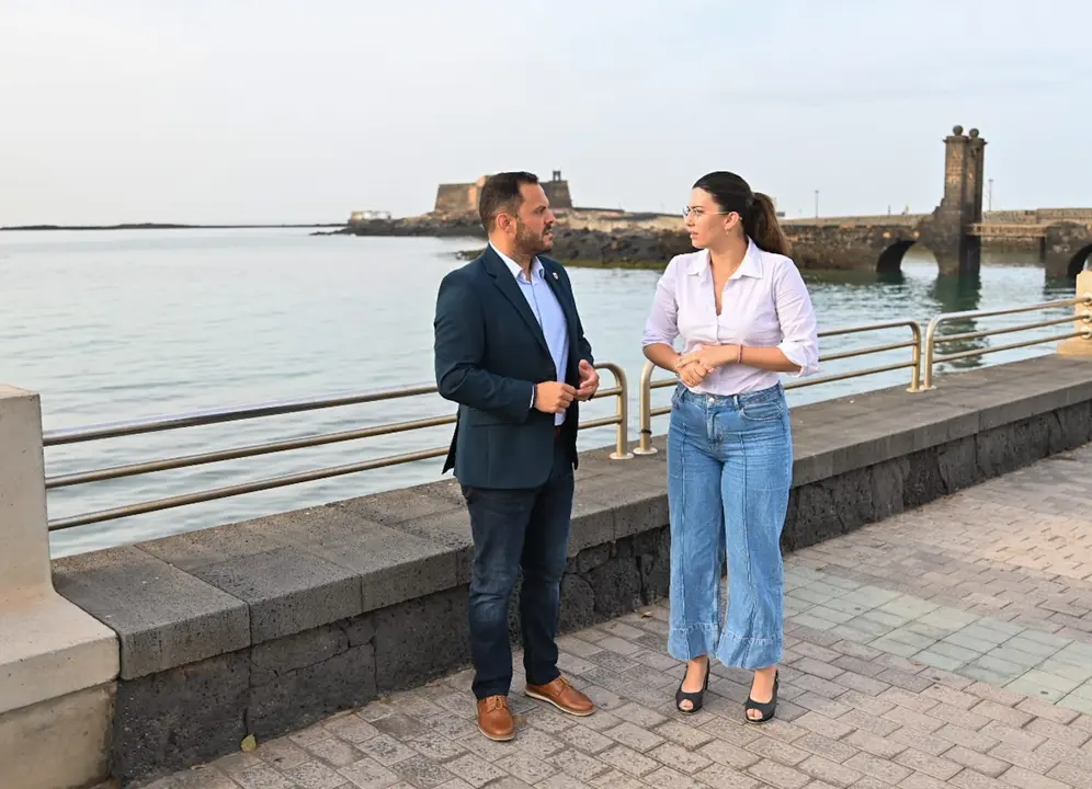 El alcalde Yonathan de León junto a la concejala de Playas y Medio Ambiente, Davinia Déniz.