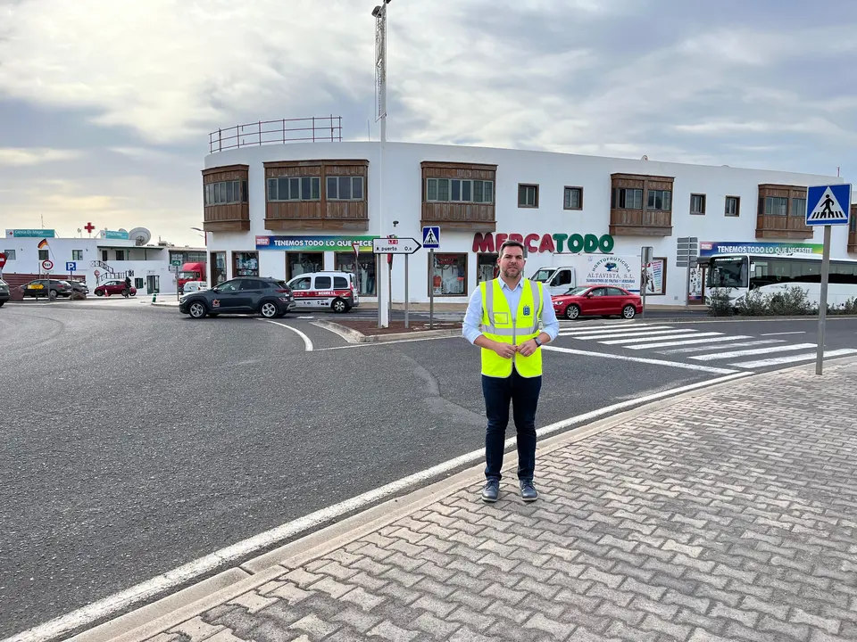 El vicepresidente en la rotonda de Playa Blanca.