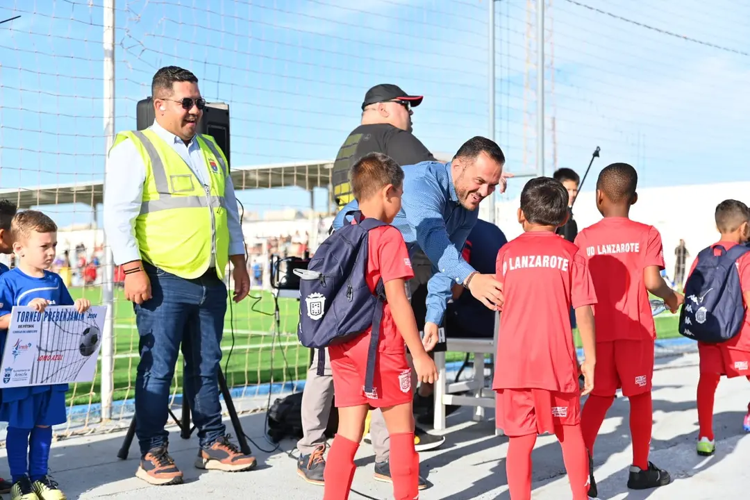 El alcalde Yonathan de León dio la bienvenida a los peqqueños jugadores que participan en este torneo.