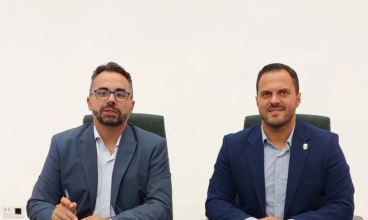 El alcalde de Arrecife, Yonathan de León, junto al teniente de alcalde, Echedey Eugenio.