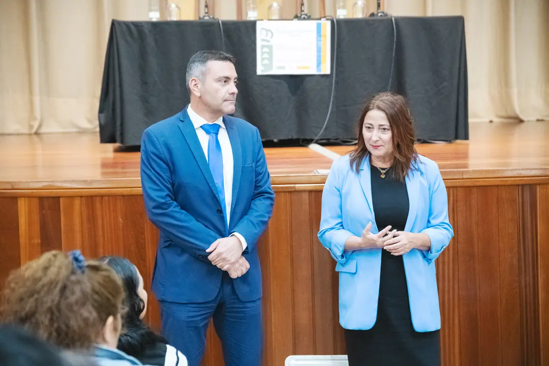 Presidente Oswaldo junto a consejera de Educación, Ascensión Toeldo.