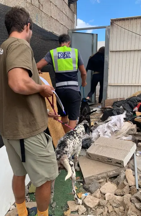 Intervención de la Policía Local de Arrecife para liberar maltrato a los perros.