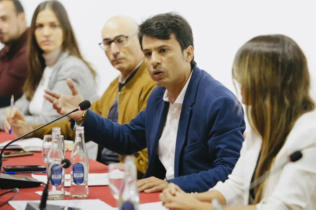 Marcos Bergaz junto al grupo municipal PSOE en pleno.