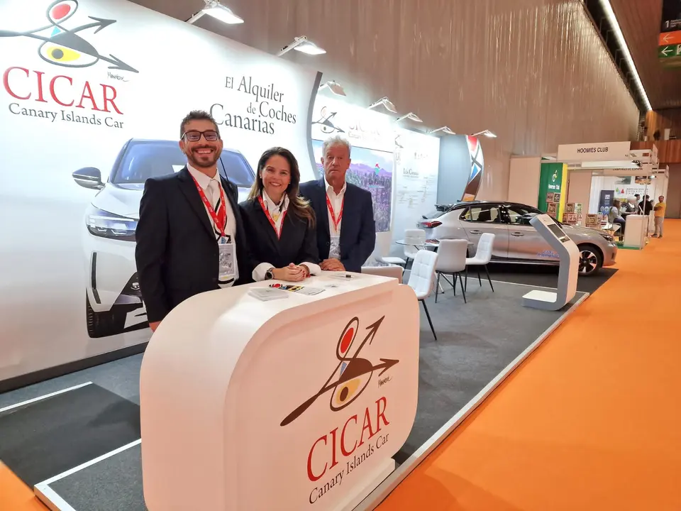 Personal de CICAR en el stand de la compañía en Expovacaciones 2024.