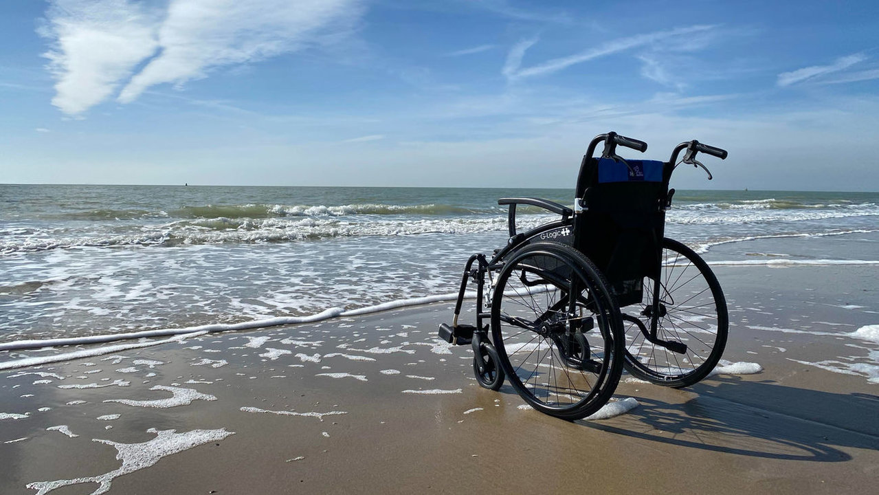 silla de ruedas en la playa.
