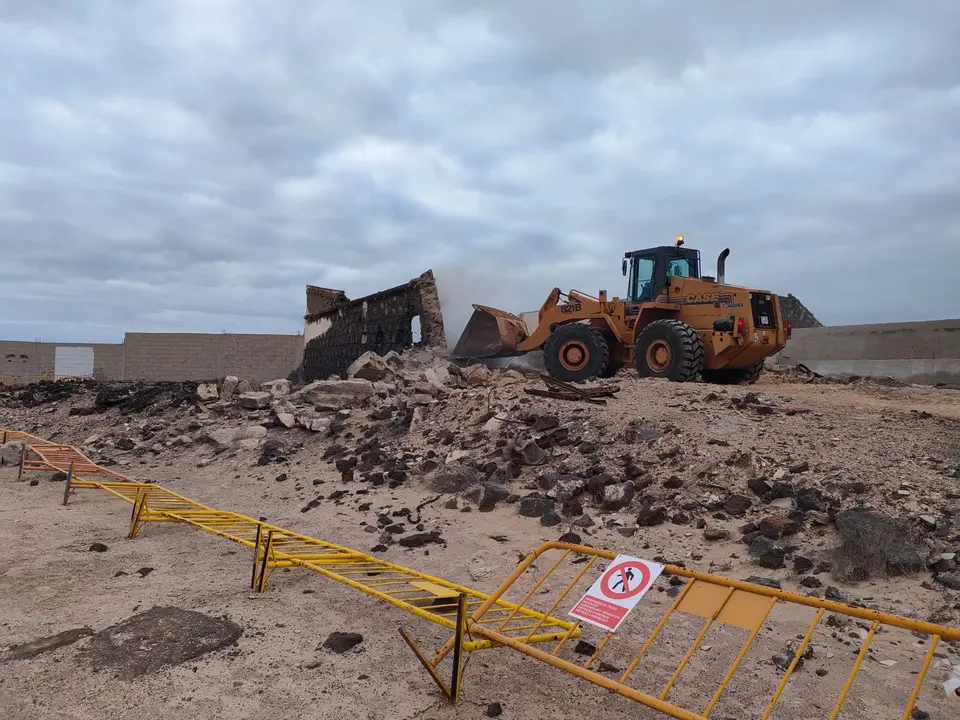 Trabajos de retirada del muro en el Islote del Francés, realizado por personal y maquinaria de la Concejalía de Obras Públicas del Ayuntamiento de Arrecife.