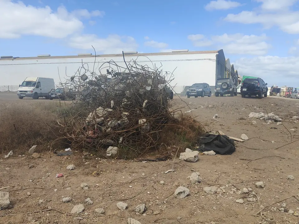 Actuación de la Policía Local de Arrecife en materia de medio ambiente. Zona de intervención en la capital de Lanzarote, parte del material arrojado por la empresa.