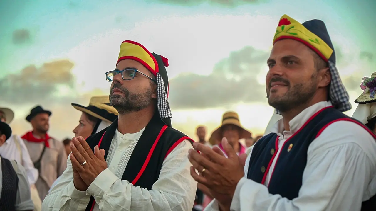 El alcalde y el teniente de alcalde animan a participar en el Día de Canarias.