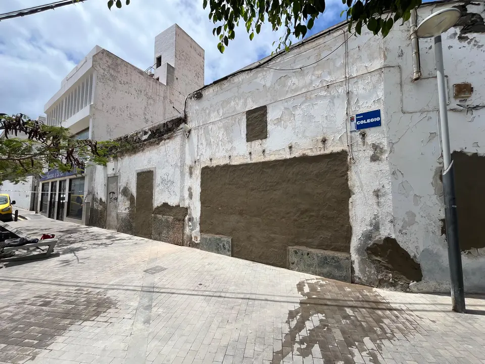 Arrecife finaliza el tapiado de viviendas en la calle Cienfuegos, tras ser desocupadas con el incendio.