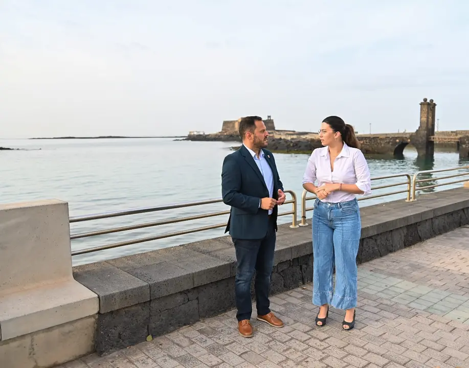 Arrecife organiza las Jornadas Interiorizar la naturaleza, por el Día Mundial del Medio Ambiente. El alcalde junto a la concejala de Medio Ambiente.