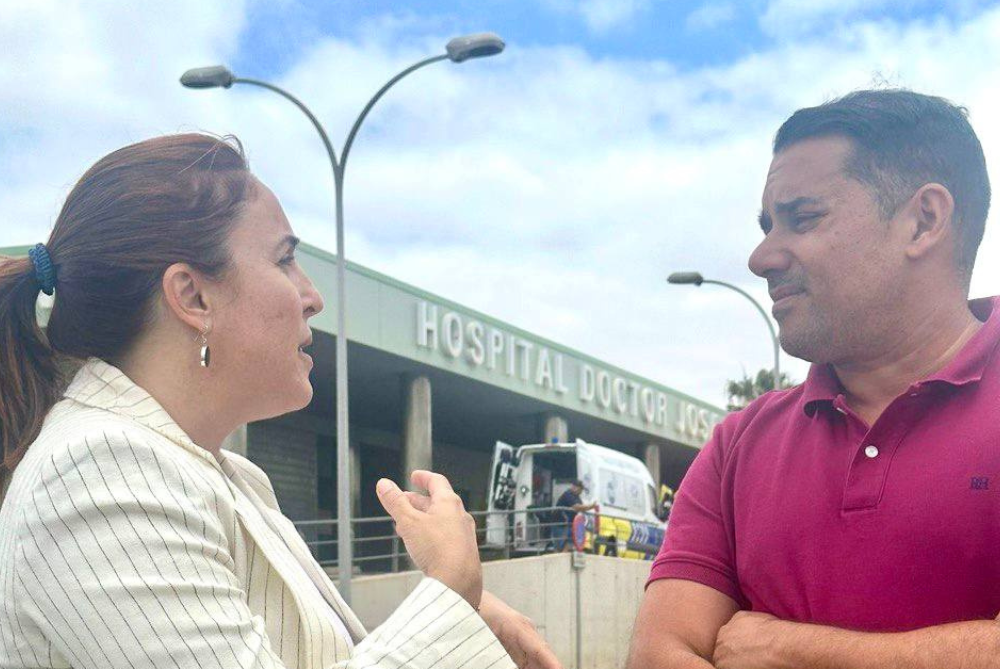 Lorena López habla con Yoné Caraballo sobre el hospital.